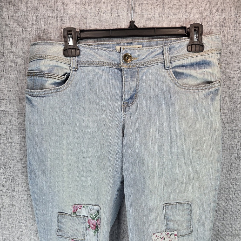 L.E.I. Ashley Low Rise Womens 8 Jrs 11 Capri Jeans Quilt Patched Rolled Cuff Y2K